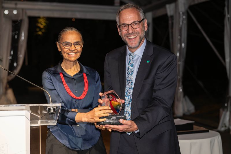 Ministra Marina Silva recebe prêmio por sua trajetória focada na proteção da Amazônia.